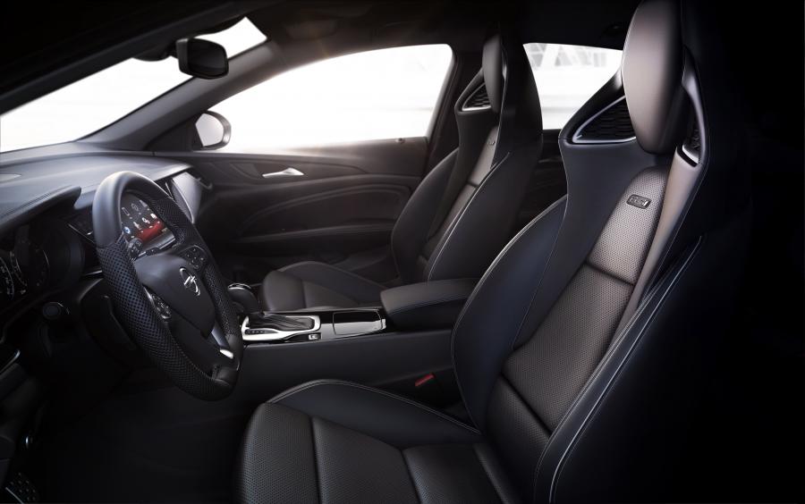Интерьер Opel Insignia GSi 2017 года  (фото 7 из 45)